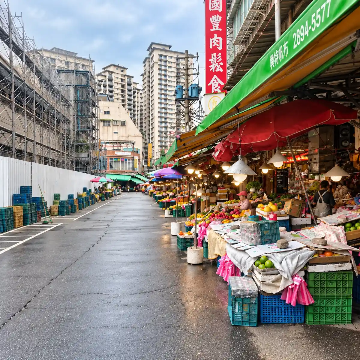 北投市場新市街周邊街道與水果攤位，呈現市場採買環境