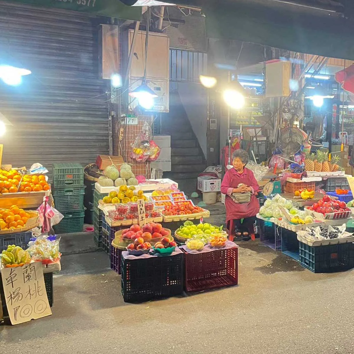 呂媽媽水果店的水果攤位與現場陳列照片