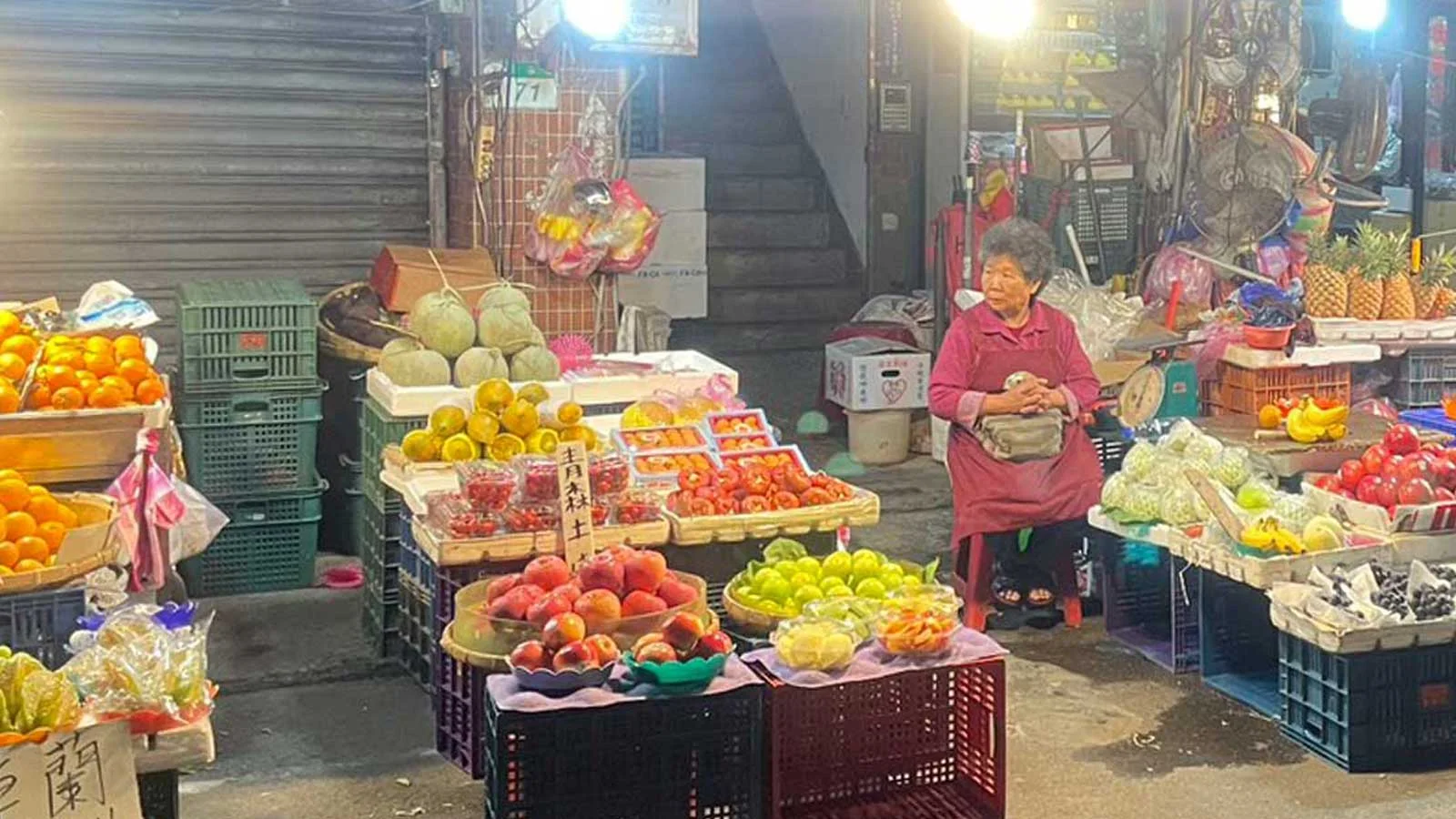 呂媽媽水果店的市場攤位與現場水果陳列